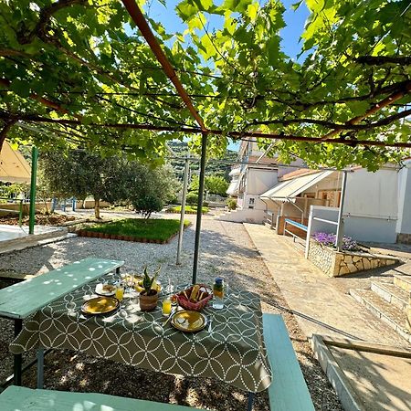 Guesthouse Rondo Himare Exterior foto