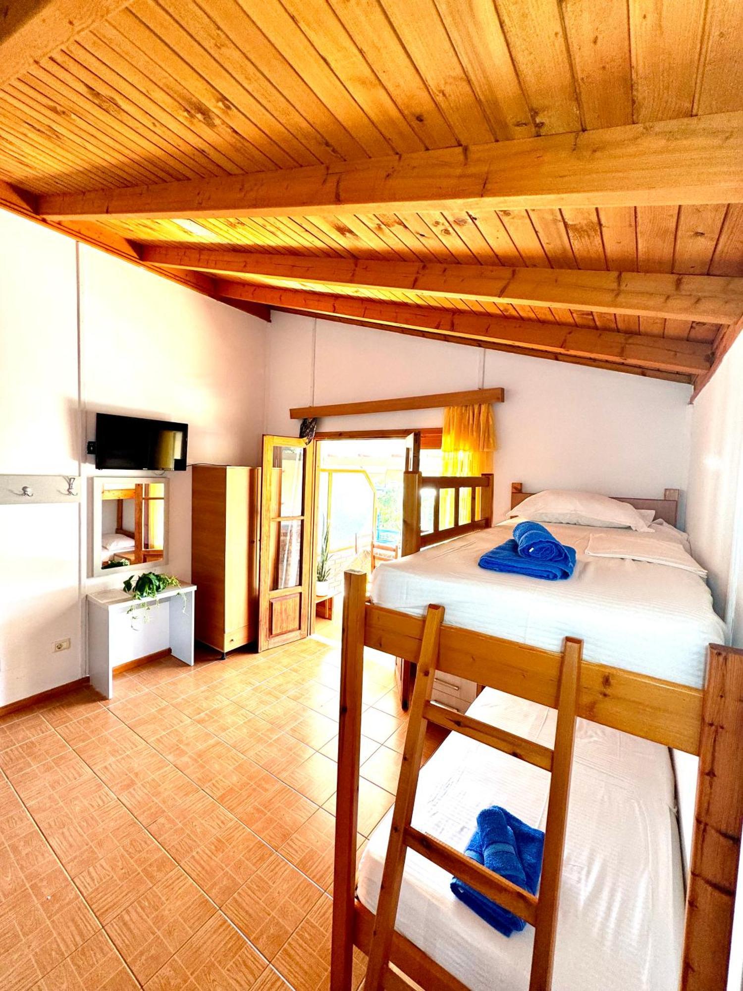 Guesthouse Rondo Himare Exterior foto