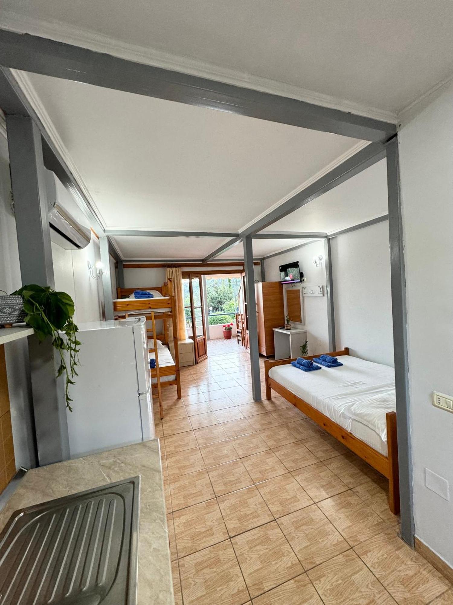 Guesthouse Rondo Himare Exterior foto