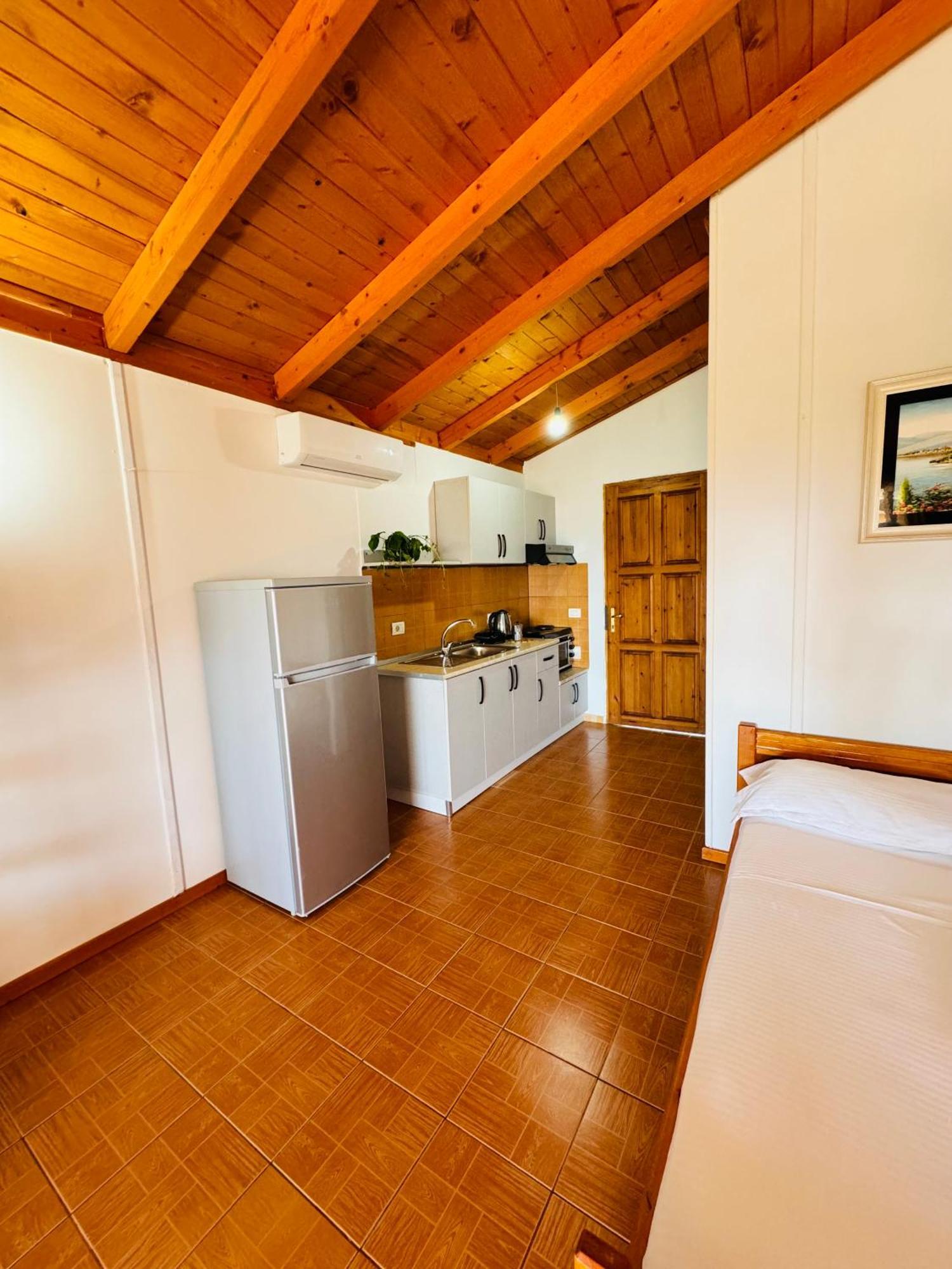 Guesthouse Rondo Himare Exterior foto