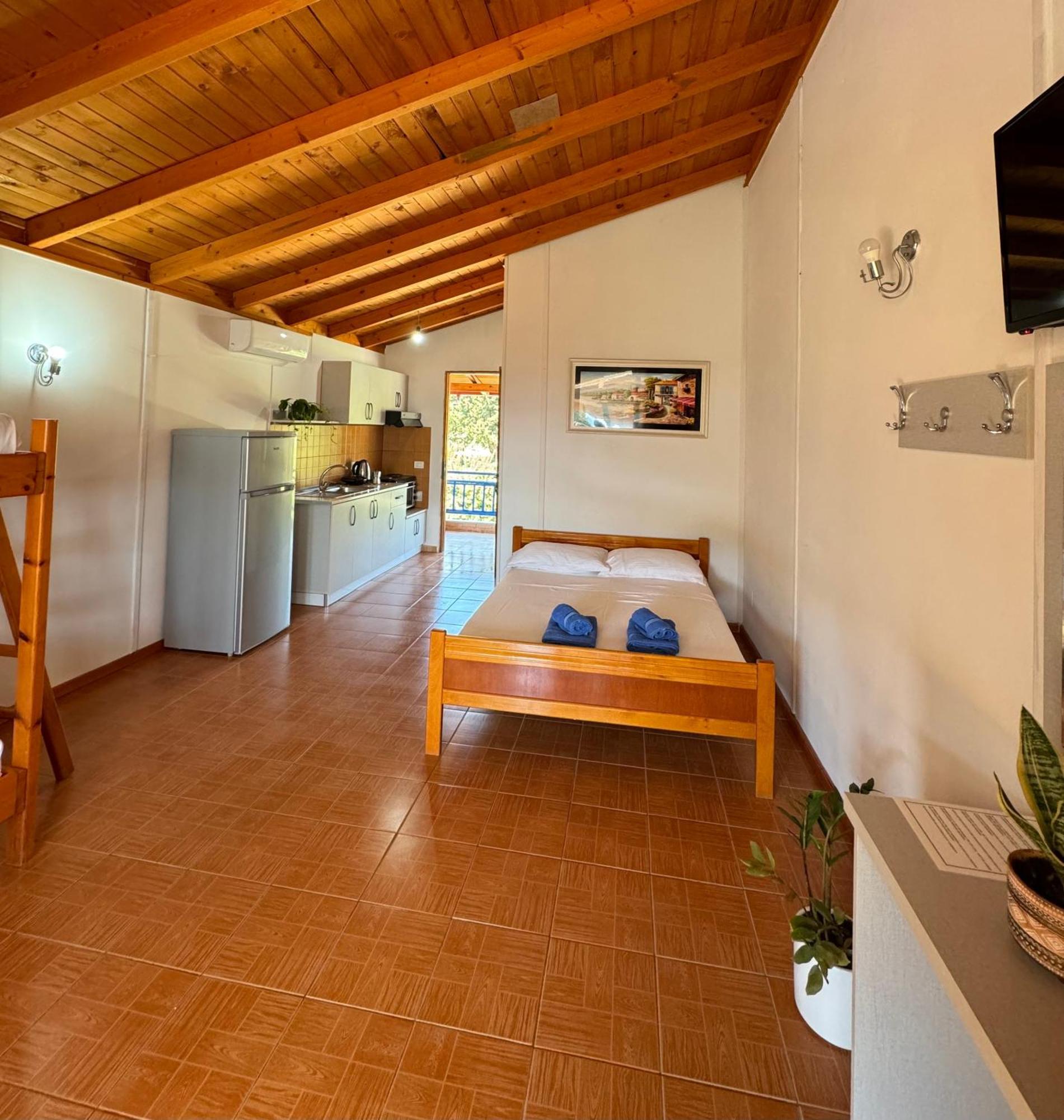 Guesthouse Rondo Himare Exterior foto