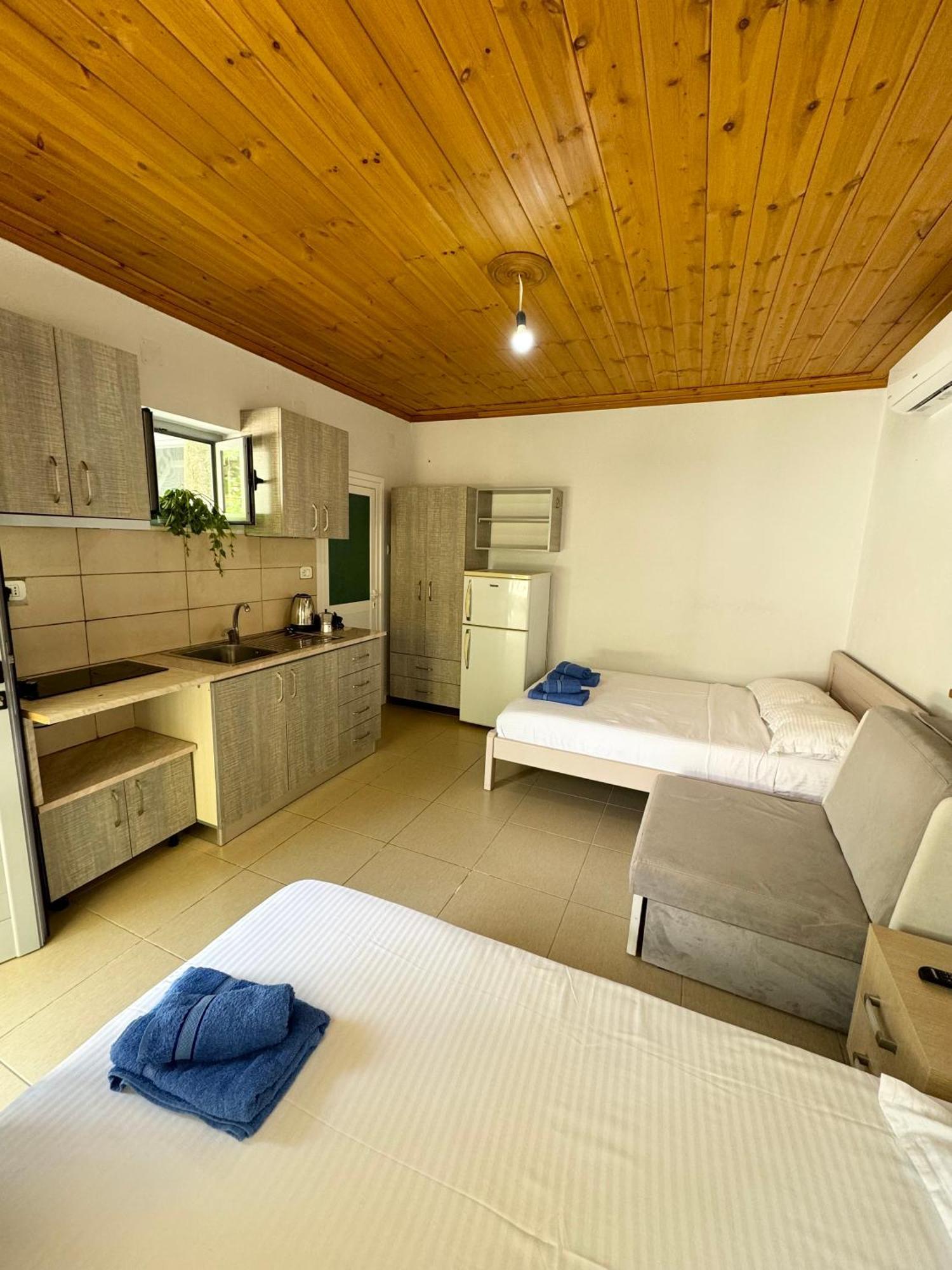 Guesthouse Rondo Himare Exterior foto